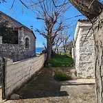 Kipaki-trachila Mani * Trakhila